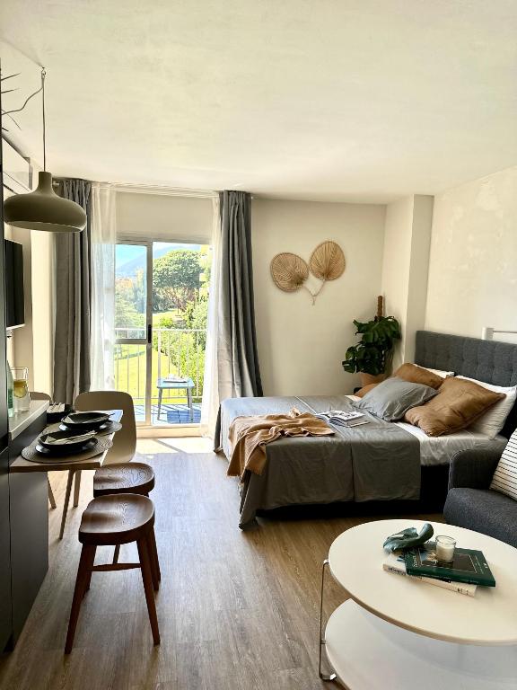TV a/nebo společenská místnost v ubytování Minerva Estudio Suite LA BIZNAGA , beach and pool BENALMADENA