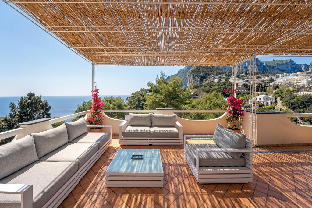 sala de estar con sofá y mesa en Oliveto Capri apartments en Capri