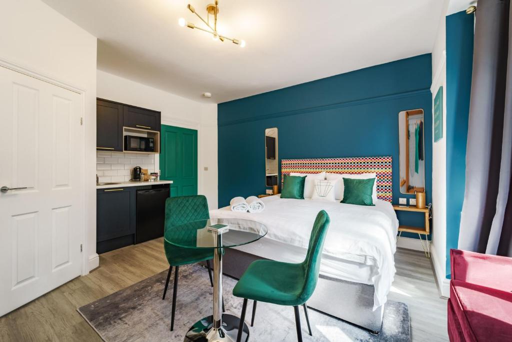 ein Hotelzimmer mit einem Bett, einem Tisch und Stühlen in der Unterkunft Emerald Stays UK at The Adelphi in Stratford-upon-Avon