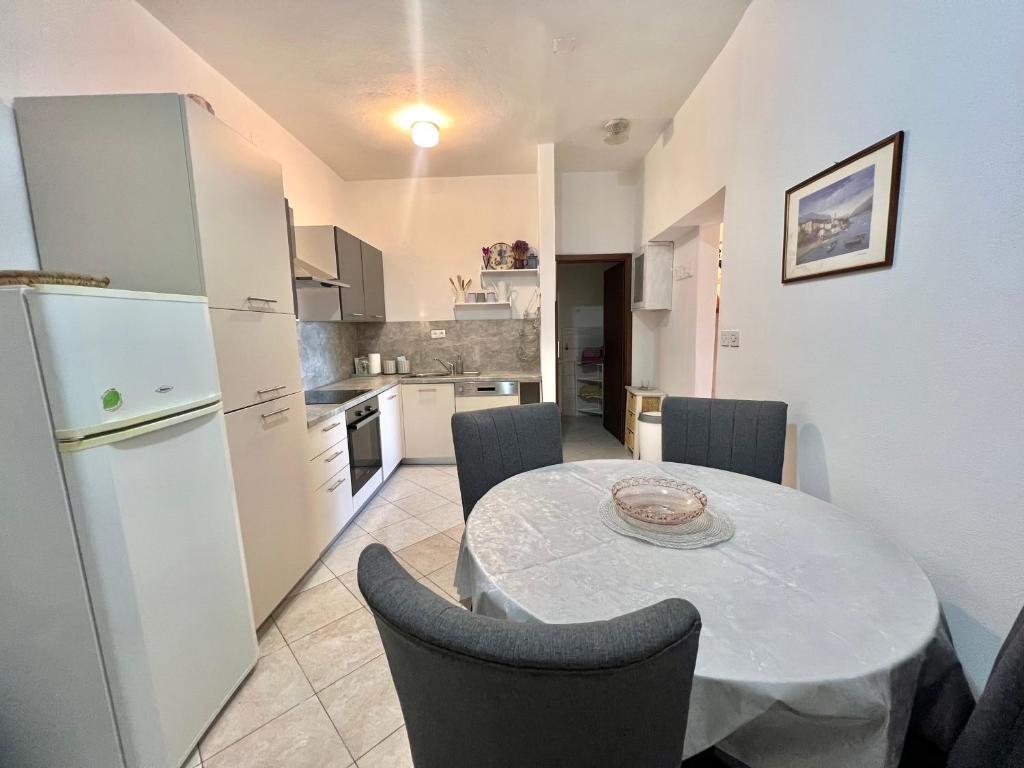 Kuchyňa alebo kuchynka v ubytovaní Apartmani Zeleni Raj