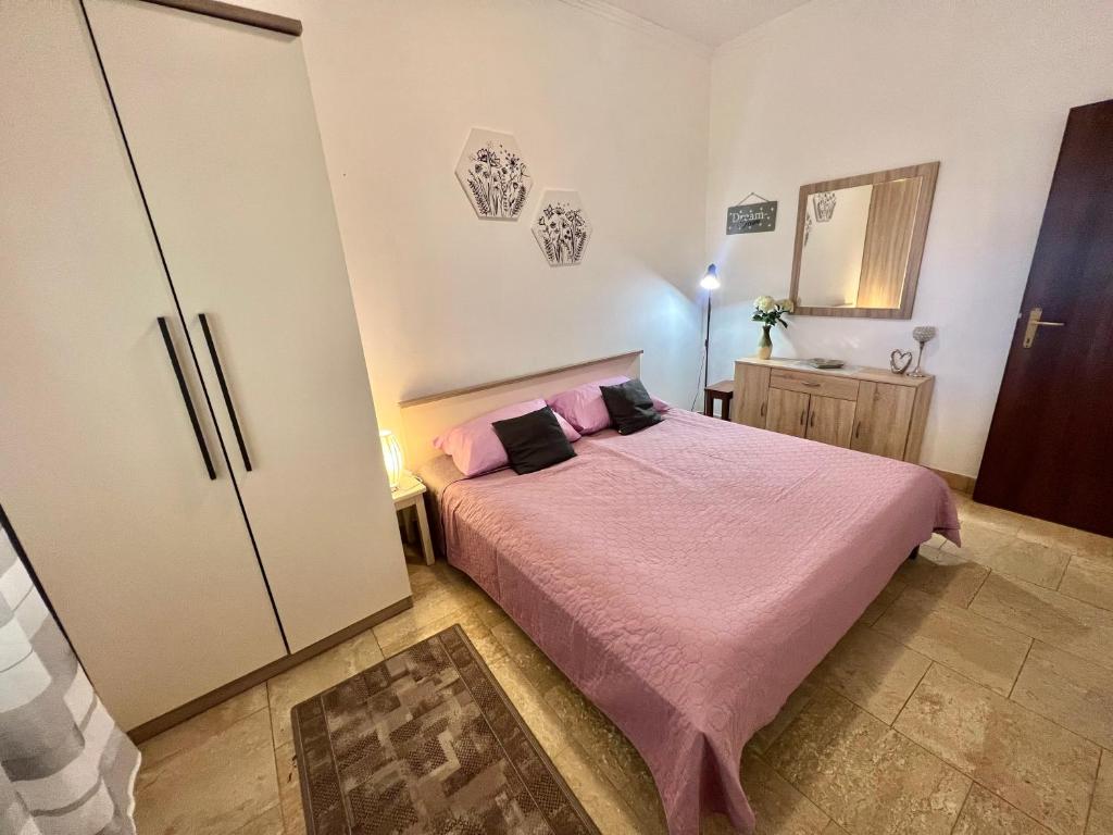 Posteľ alebo postele v izbe v ubytovaní Apartmani Zeleni Raj