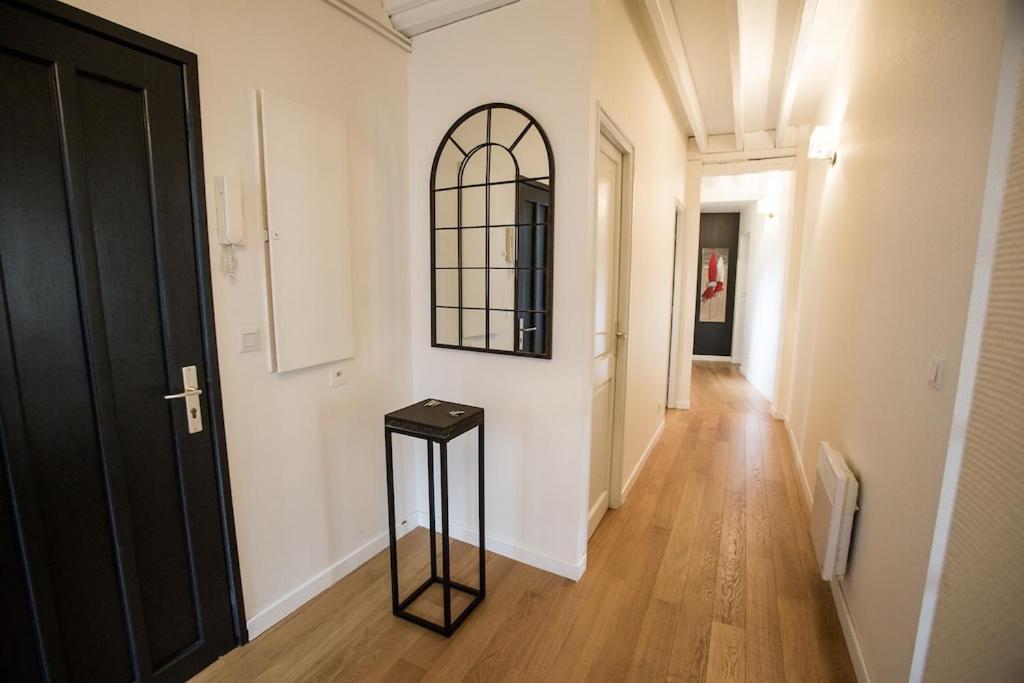 Zdjęcie z galerii obiektu Centrally located, refurbished modern flat with views over the historic port w mieście Honfleur