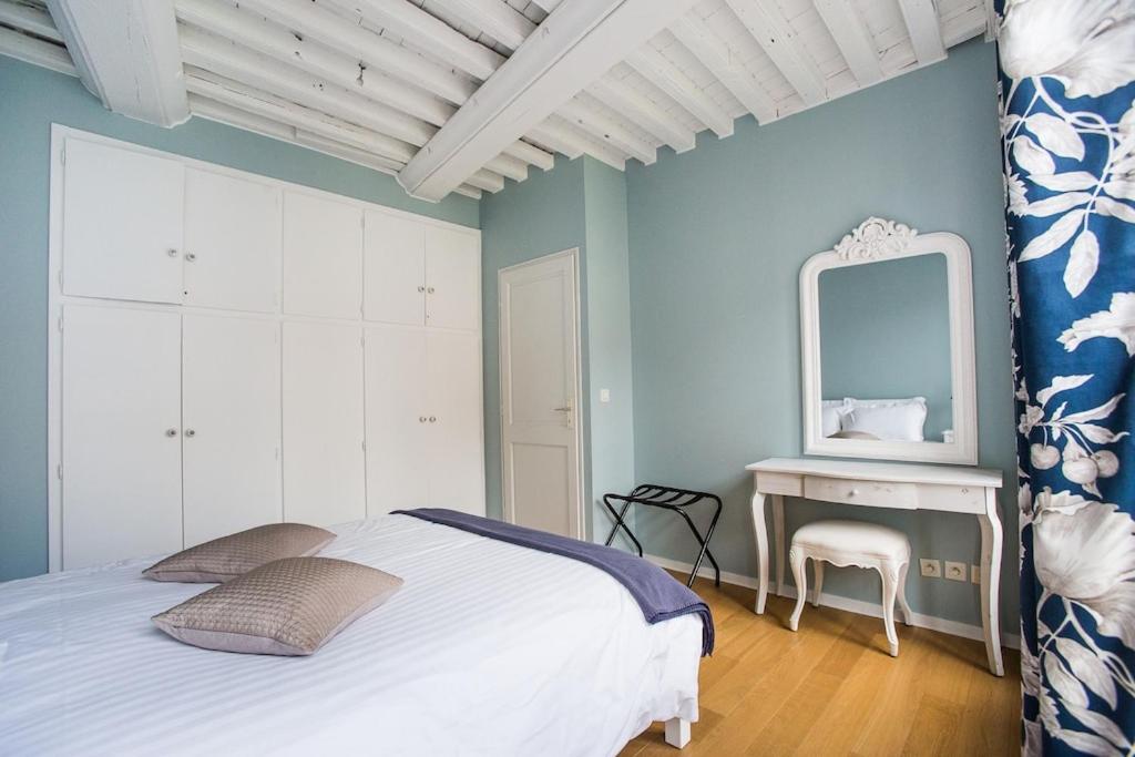 Łóżko lub łóżka w pokoju w obiekcie Centrally located, refurbished modern flat with views over the historic port