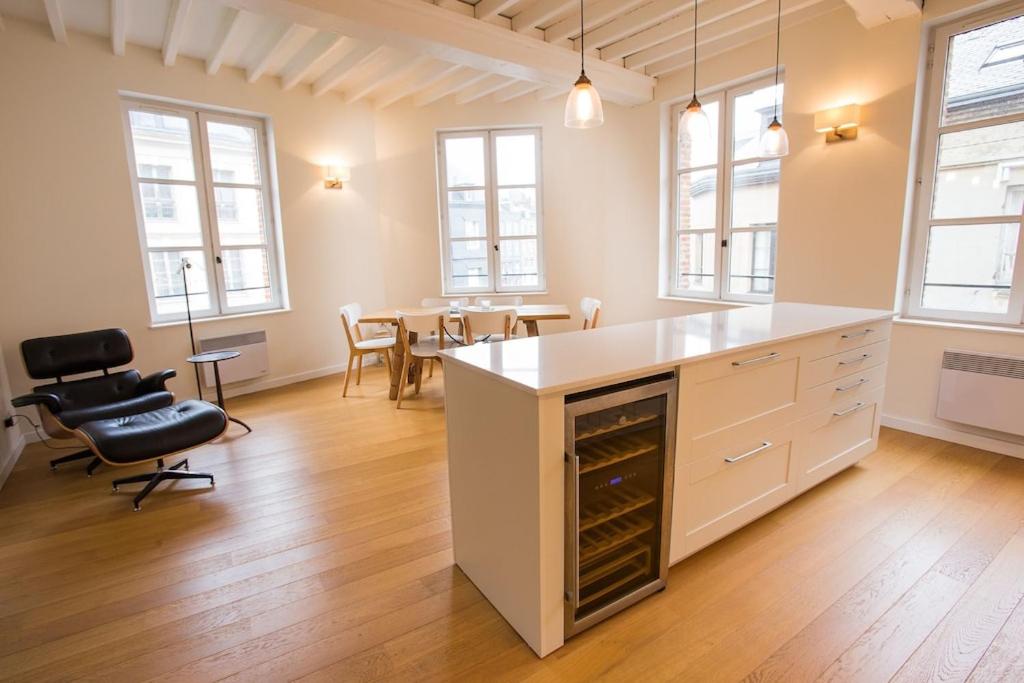 Zdjęcie z galerii obiektu Centrally located, refurbished modern flat with views over the historic port w mieście Honfleur
