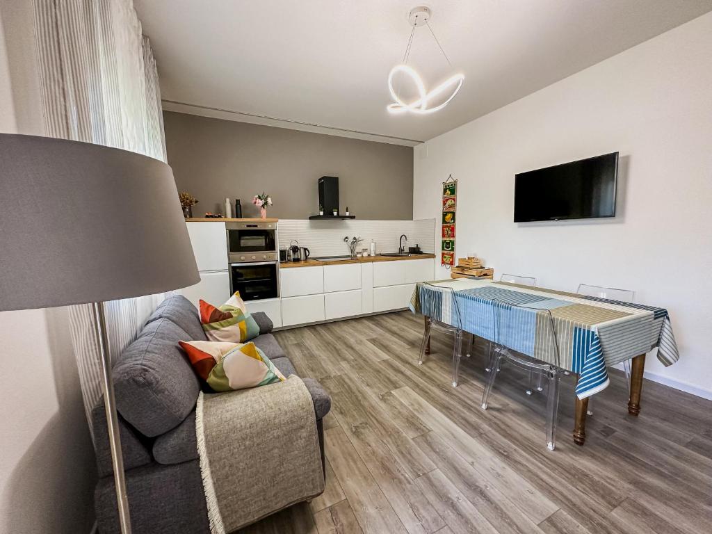 sala de estar con sofá y mesa de comedor en Casa Mirella, en Cavallino-Treporti