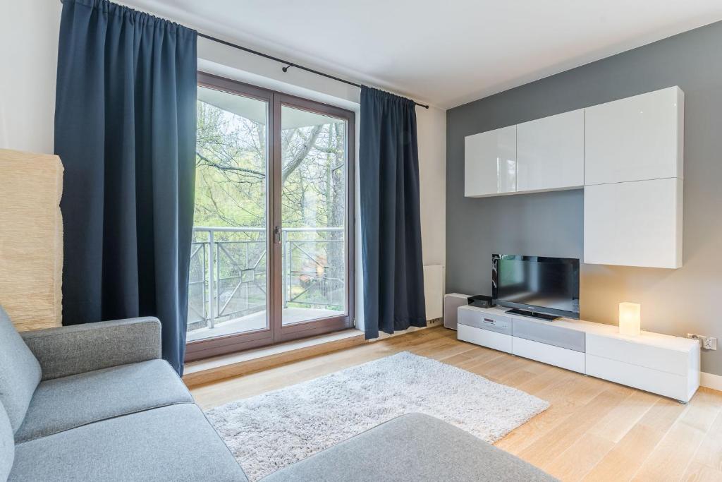sala de estar con sofá y TV en Imperial Apartments - Mewa en Sopot
