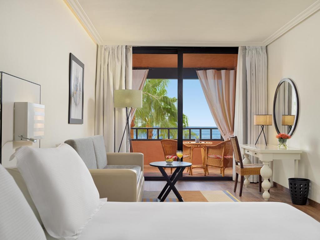 Postel nebo postele na pokoji v ubytování H10 Costa Adeje Palace