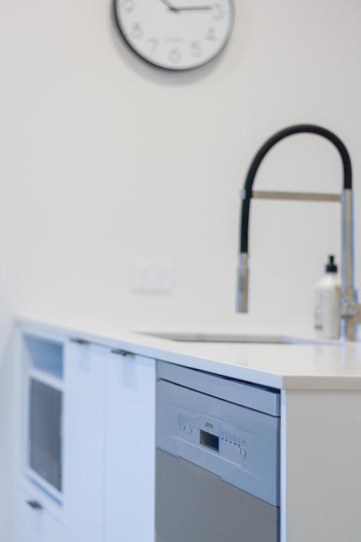 City Lights Retreat with Carpark 2 Bed 2 Bath - Resim 20