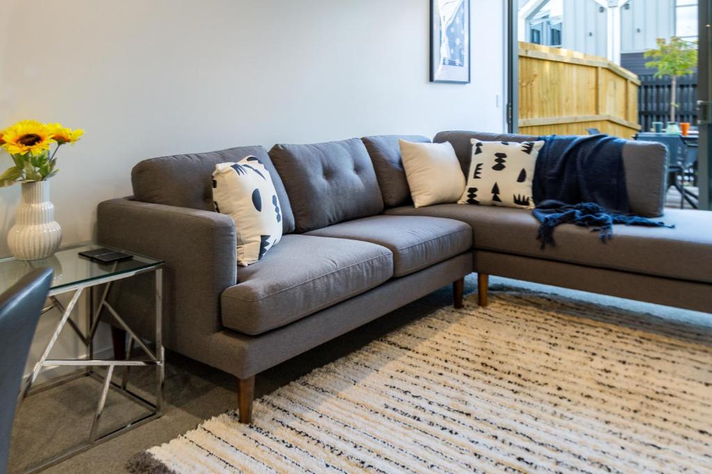 City Lights Retreat with Carpark 2 Bed 2 Bath - Resim 15