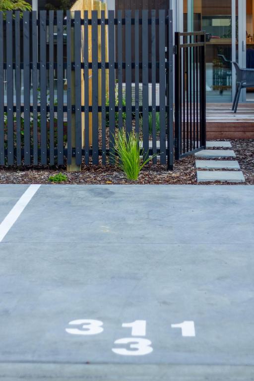 City Lights Retreat with Carpark 2 Bed 2 Bath - Resim 11