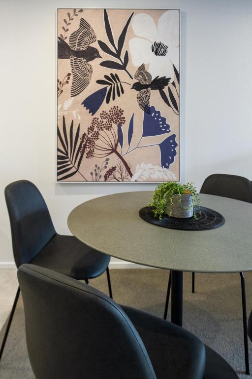 City Lights Retreat with Carpark 2 Bed 2 Bath - Resim 19