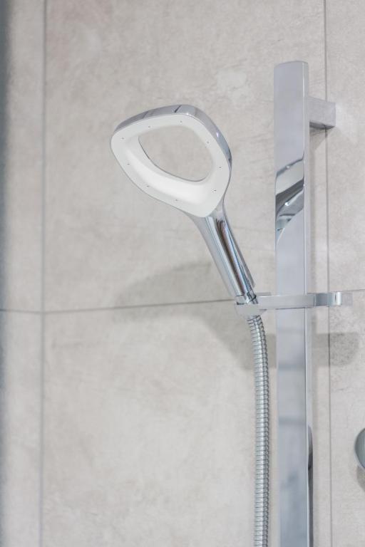 City Lights Retreat with Carpark 2 Bed 2 Bath - Resim 37