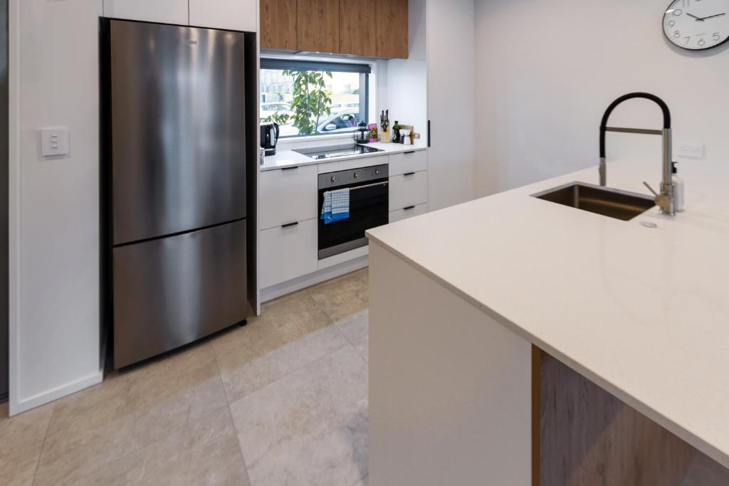 City Lights Retreat with Carpark 2 Bed 2 Bath - Resim 10