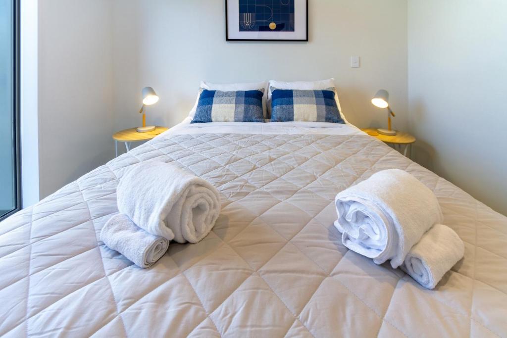 City Lights Retreat with Carpark 2 Bed 2 Bath - Resim 33