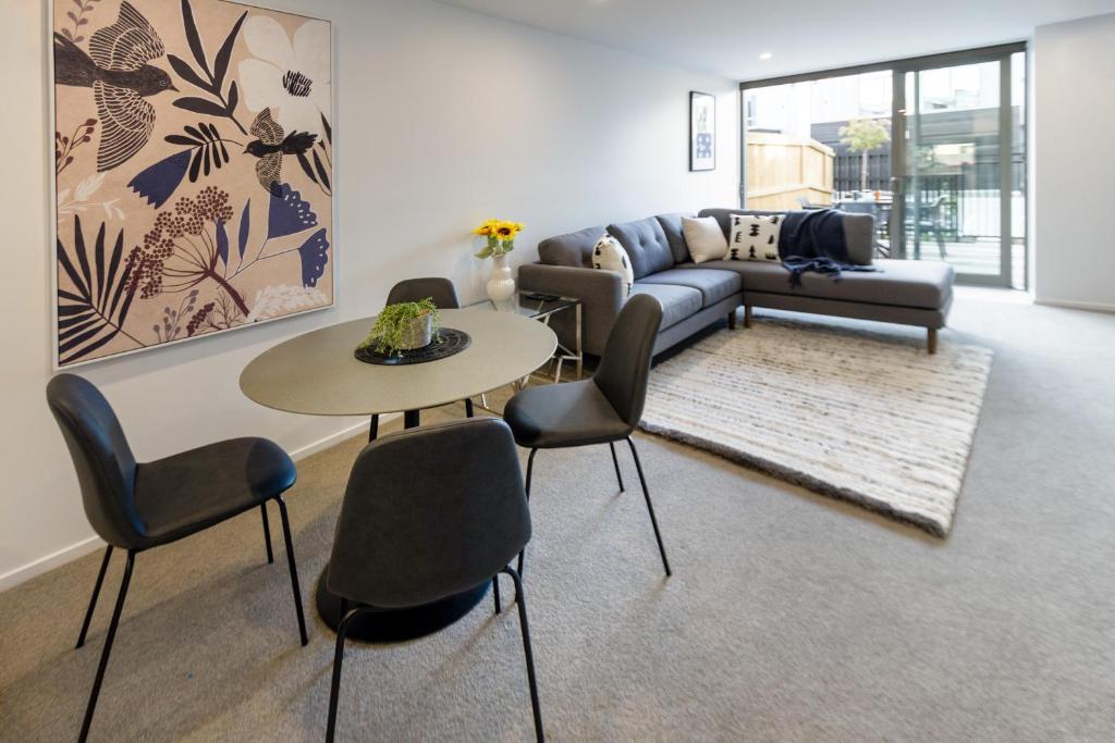 City Lights Retreat with Carpark 2 Bed 2 Bath - Resim 18