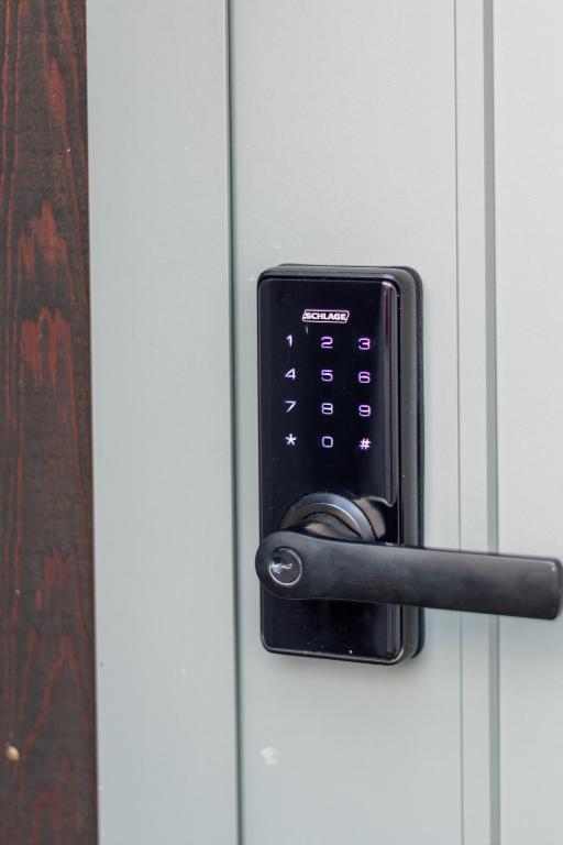 City Lights Retreat with Carpark 2 Bed 2 Bath - Resim 42