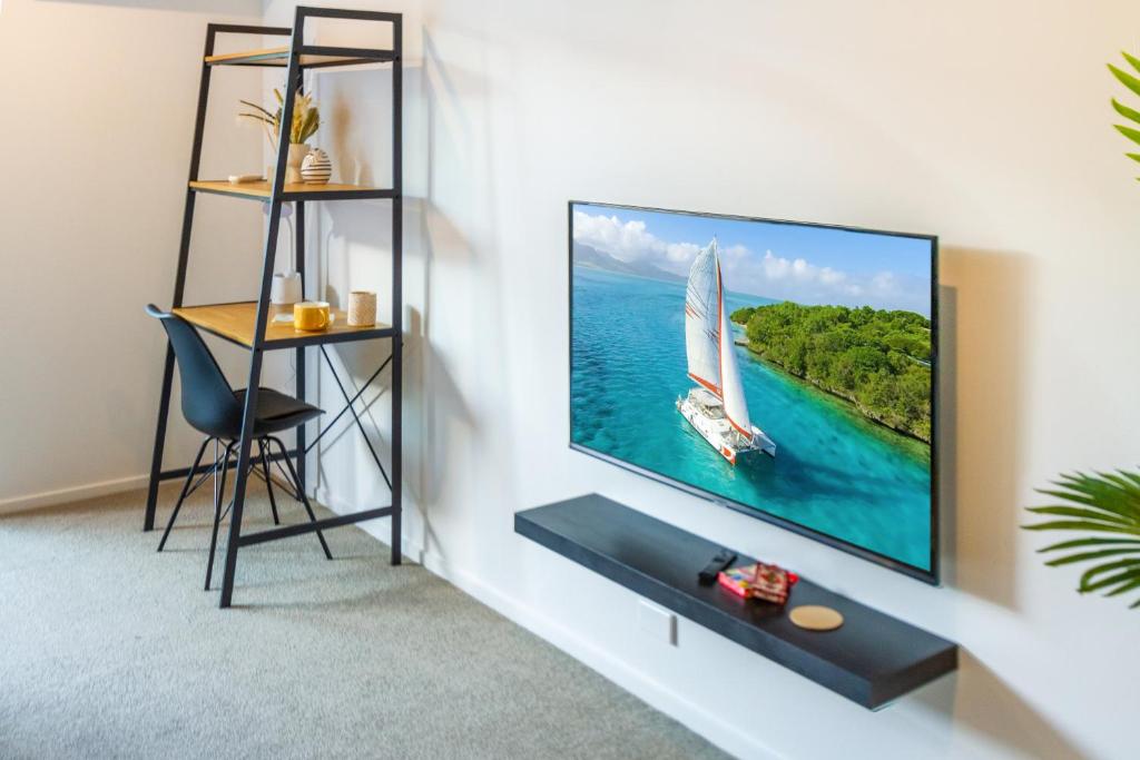 City Lights Retreat with Carpark 2 Bed 2 Bath - Resim 14