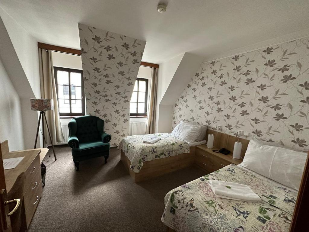 Łóżko lub łóżka w pokoju w obiekcie Hotel Radnice