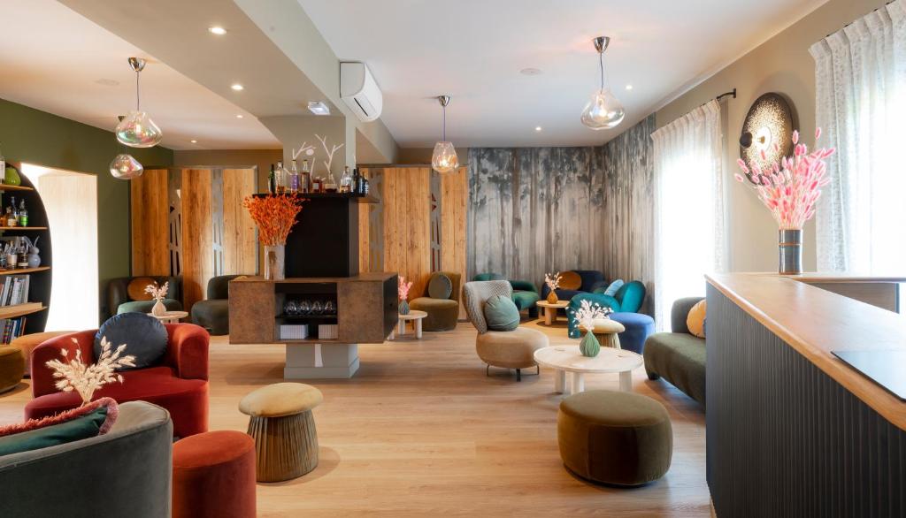 - un grand salon avec des canapés et des chaises dans l'établissement Auberge Pom'Poire, à Azay-le-Rideau