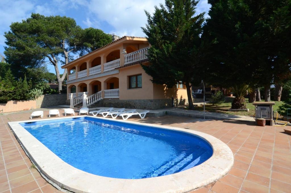a house with a large pool in front of it at Museu Baixos in L'Escala