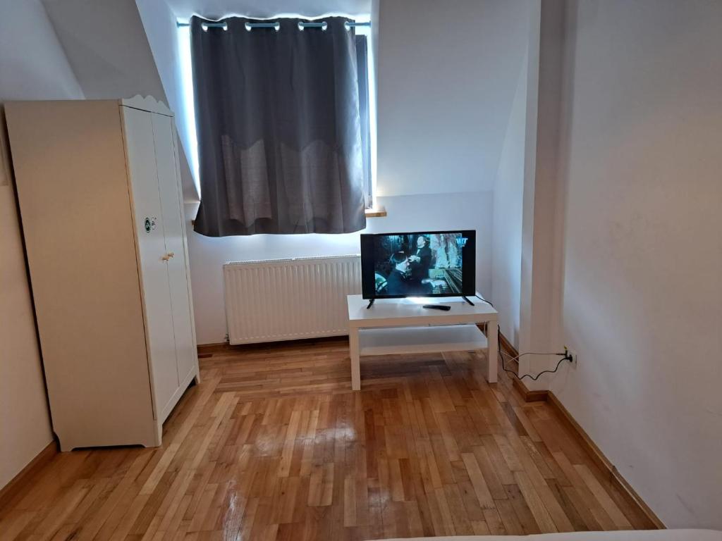 TV a/nebo společenská místnost v ubytování Vila Ris Bucharest Unirii ,Centru