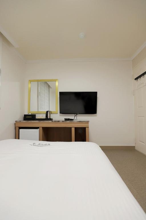 TV a/nebo společenská místnost v ubytování Stay RomanticTrip_Hostel