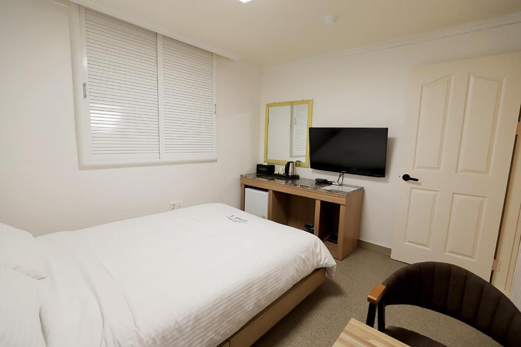 TV a/nebo společenská místnost v ubytování Stay RomanticTrip_Hostel