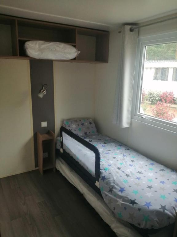 Posteľ alebo postele v izbe v ubytovaní Mobil Home St Jean De Monts A166