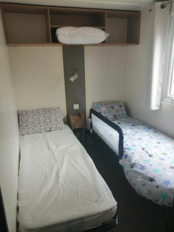Posteľ alebo postele v izbe v ubytovaní Mobil Home St Jean De Monts A166