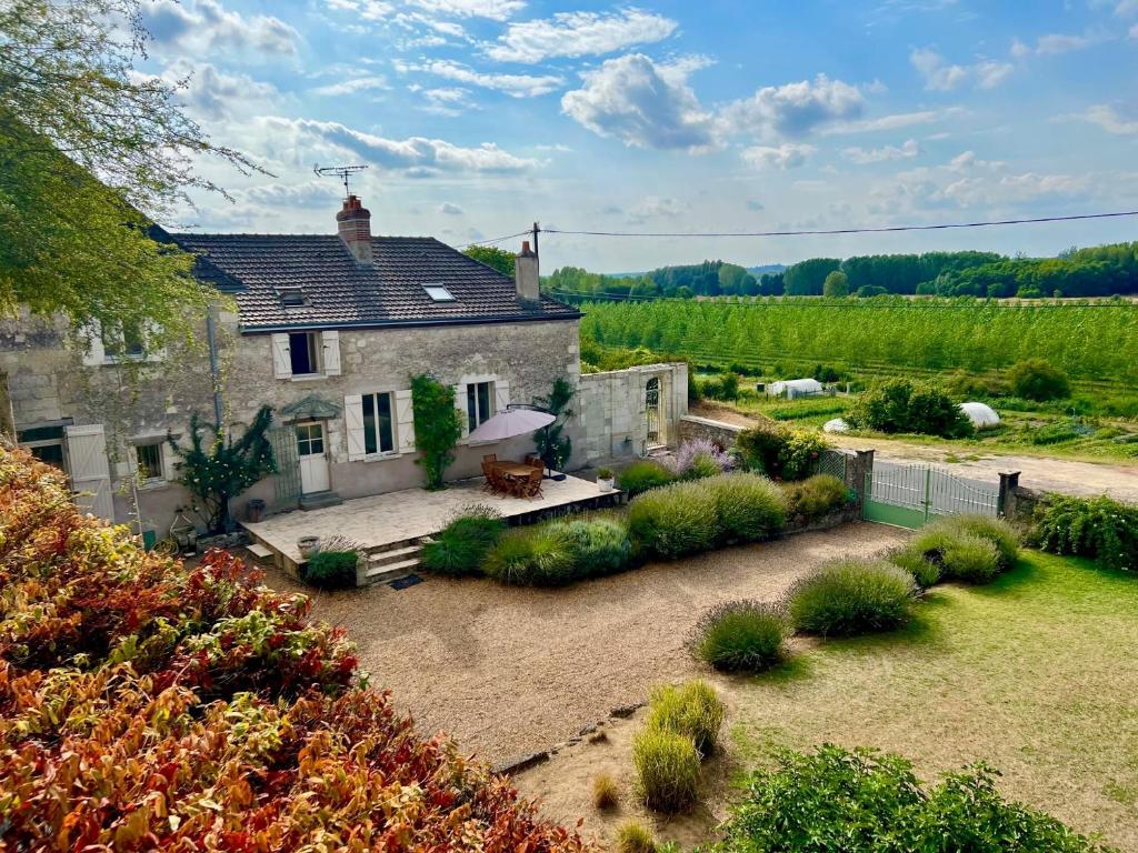 Villa de charme tourangelle في Vallères: منزل أمامه حديقة