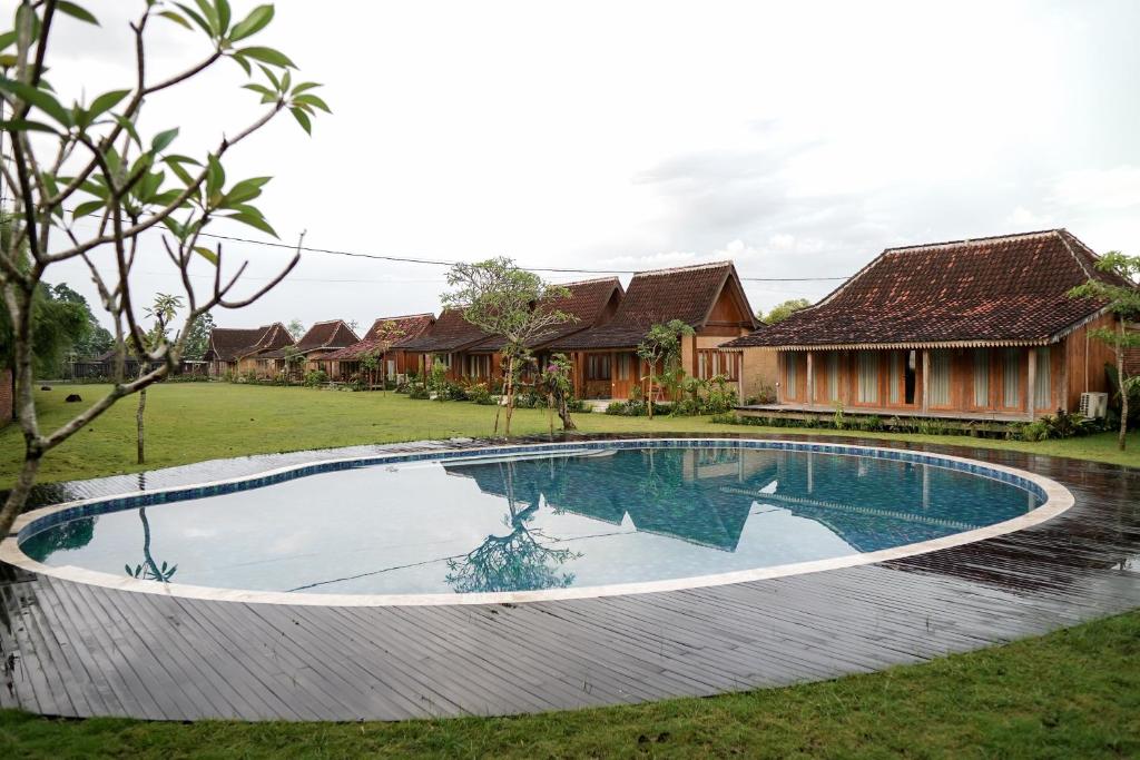a swimming pool in the yard of a house at Ijen Estate Resort And Villa in Dadapan