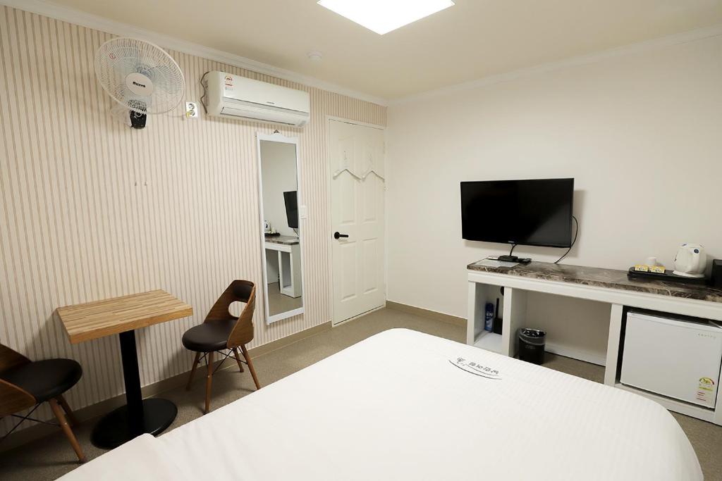 TV a/nebo společenská místnost v ubytování Stay RomanticTrip_Hostel