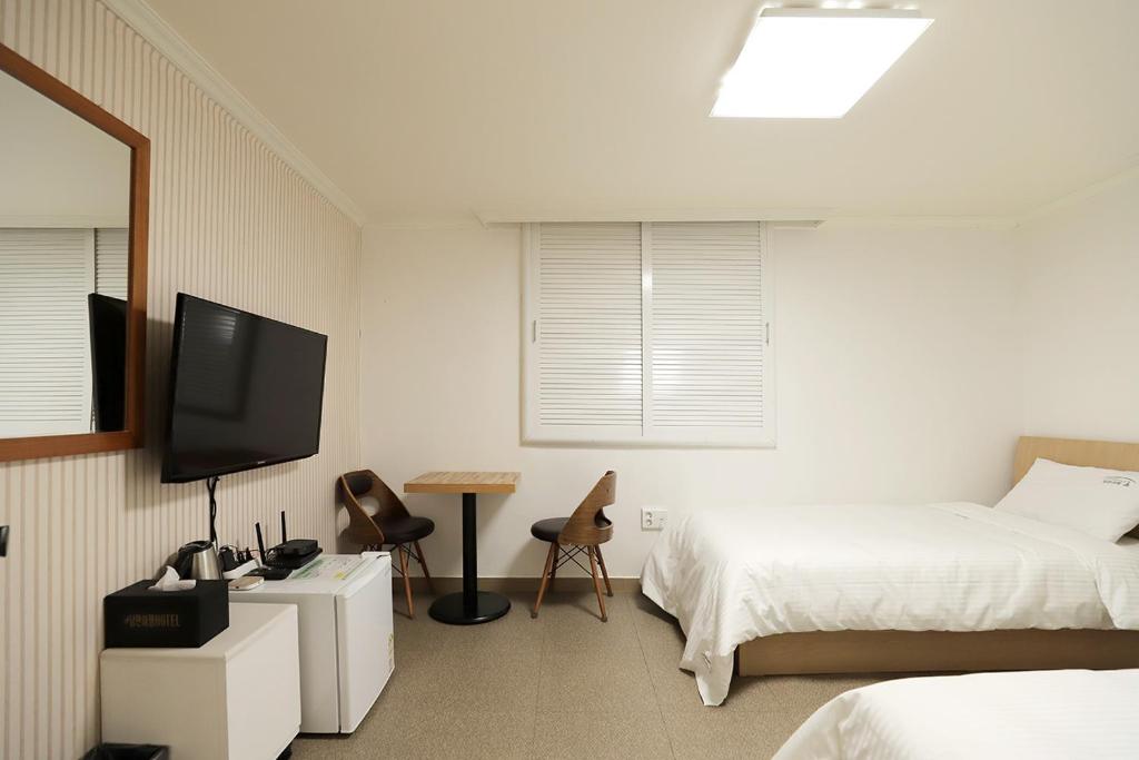 TV a/nebo společenská místnost v ubytování Stay RomanticTrip_Hostel