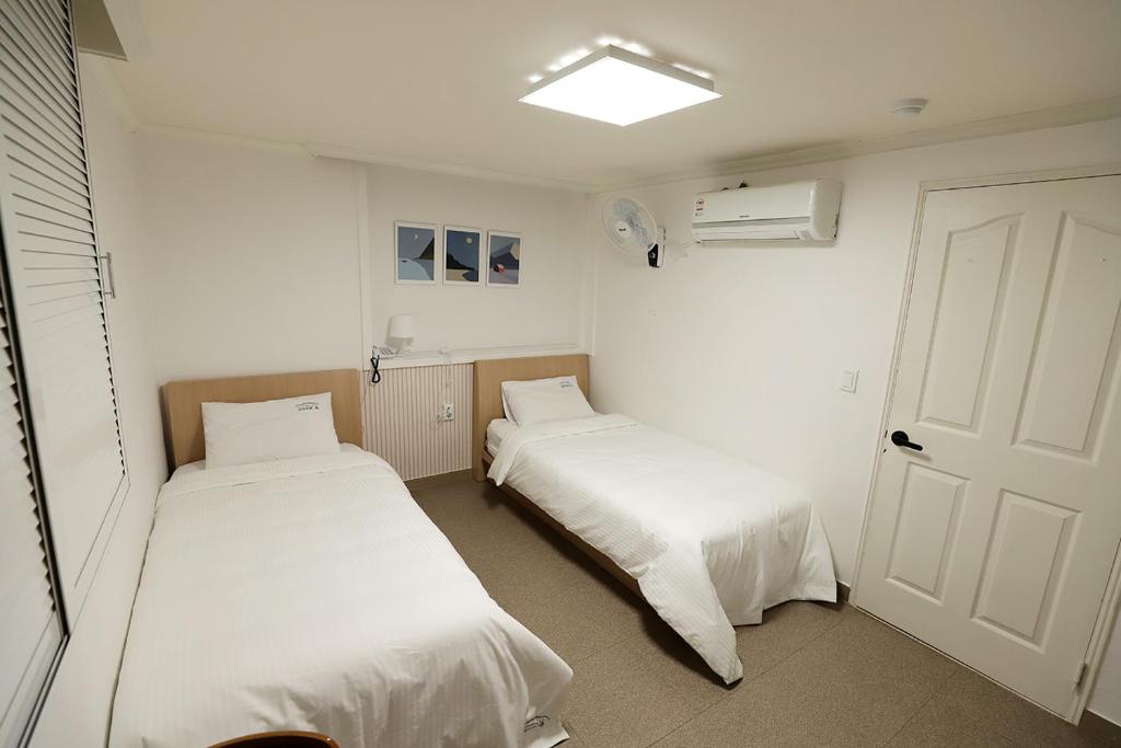 Postel nebo postele na pokoji v ubytování Stay RomanticTrip_Hostel