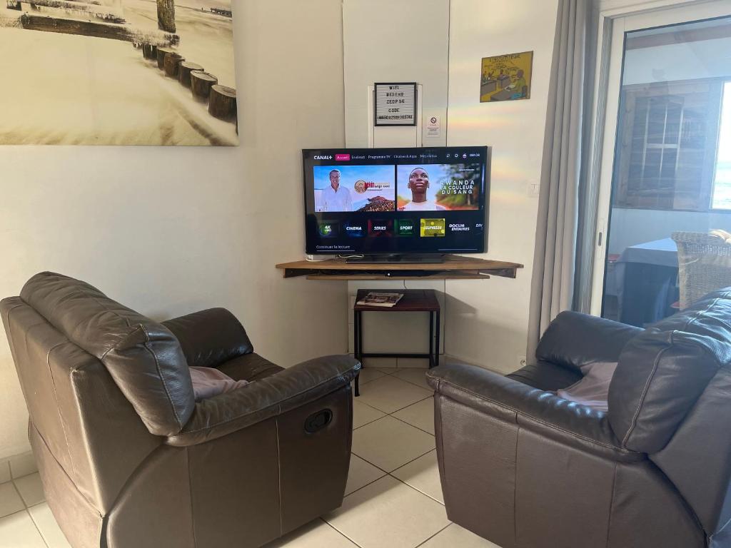 TV a/nebo společenská místnost v ubytování Le Cannelle