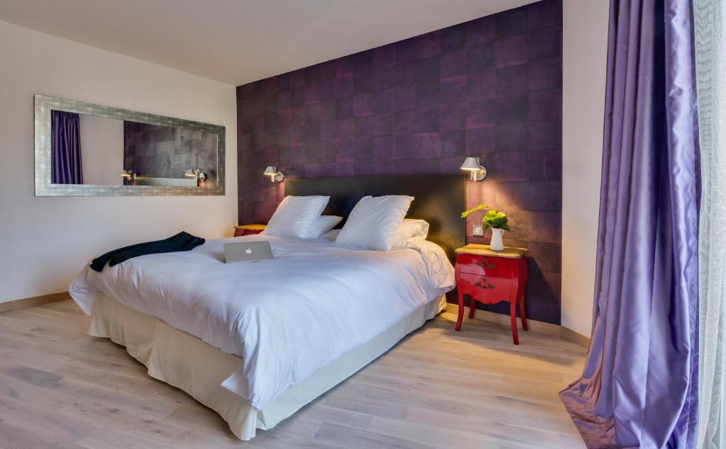 Postel nebo postele na pokoji v ubytování Hôtel Catalpa