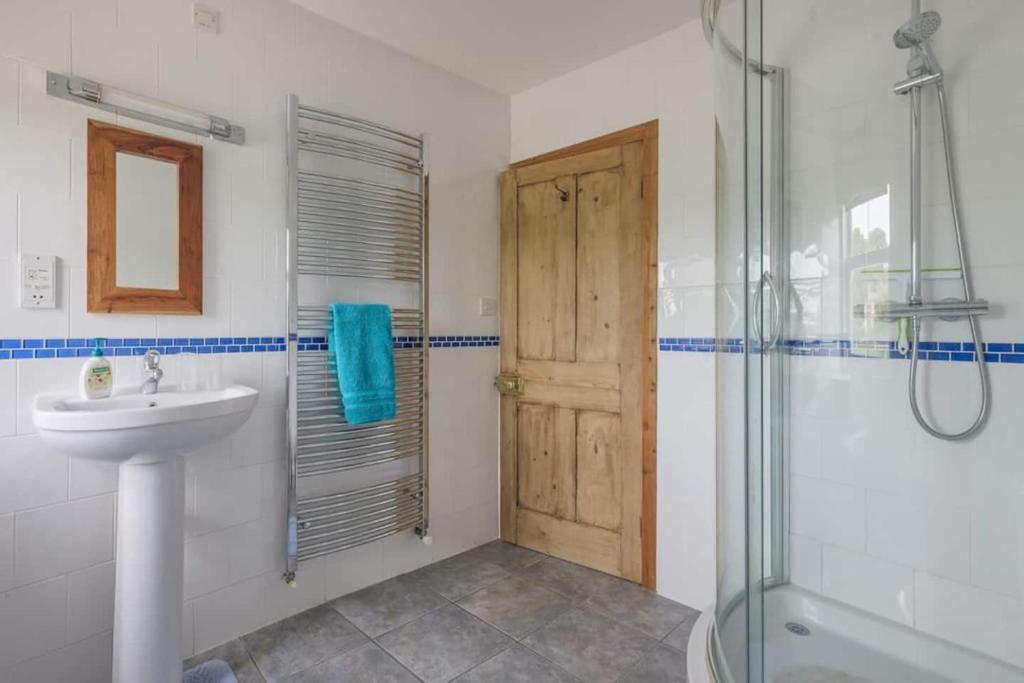 een badkamer met een wastafel en een douche bij Bainvalley Cottages - Group Accommodation in Lincolnshire