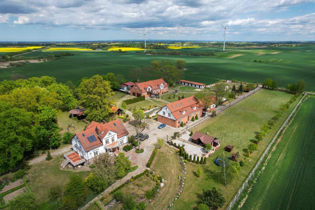 una vista aerea di una casa con un ampio cortile di Dworek u Leszczyńskich a Gościszewo