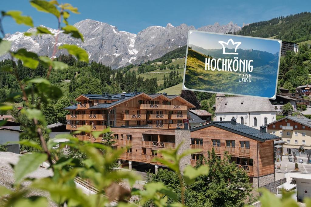 vistas a una localidad de montaña con un hotel en AlpenParks Hotel & Apartment Hochkönig en Mühlbach am Hochkönig