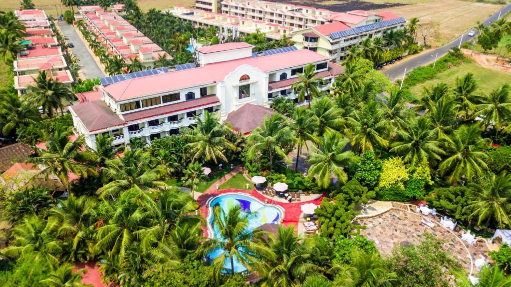 una vista aérea de un complejo con piscina en Fortune Resort Benaulim, Goa - Member ITC's Hotel Group en Benaulim