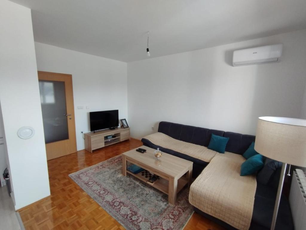 sala de estar con sofá y mesa de centro en Azure apartments en Ilijaš