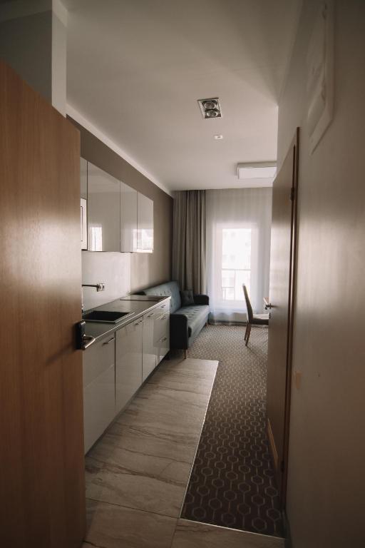 Kuchyň nebo kuchyňský kout v ubytování Merepargi ApartHotel & Cafe