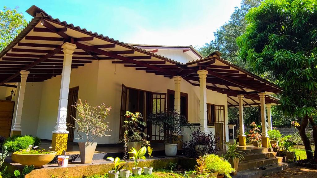een huis met een pergola in een tuin bij Greenville Resort and Spa in Dambulla