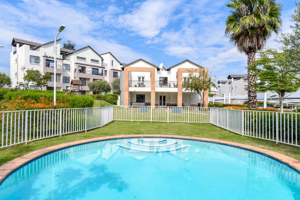 una piscina en el patio de un complejo de apartamentos en V&S Apartments - Executive Suite in Fourways, Johannesburg, en Fourways