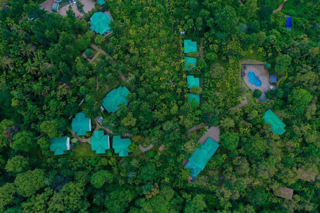 una vista aérea de un parque con tiendas de campaña y árboles en The Woods Resorts Wayanad, en Sultan Bathery