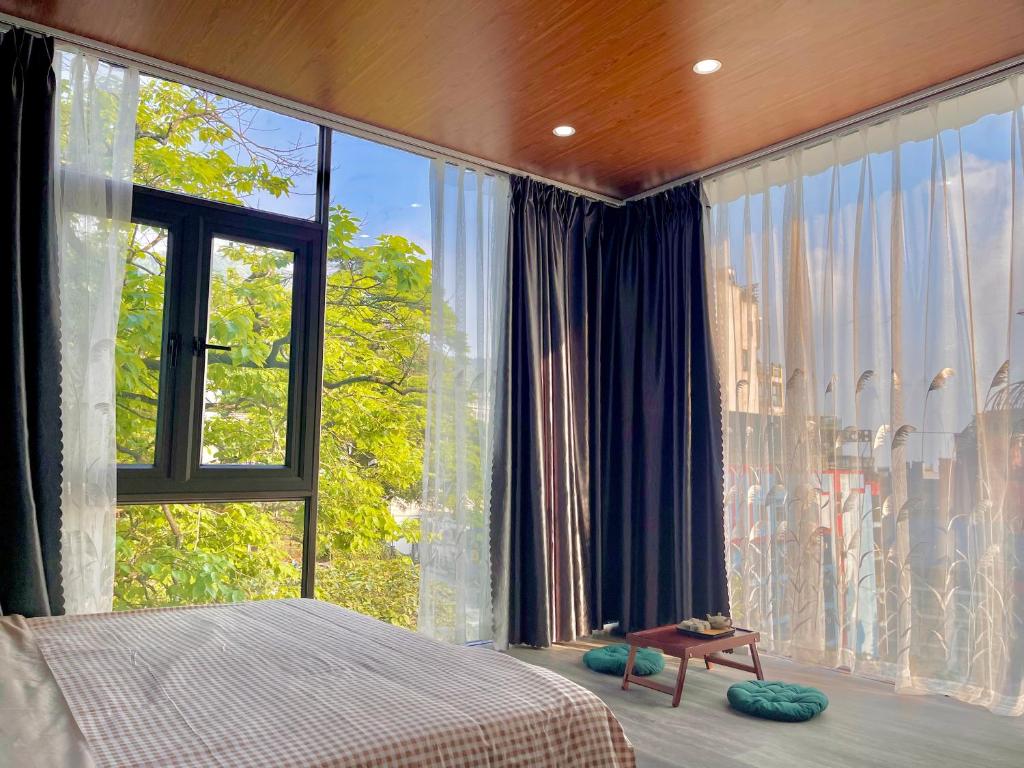 una camera da letto con una grande finestra e un grande letto di Sam Villa Tam Đảo a Tam Ðảo