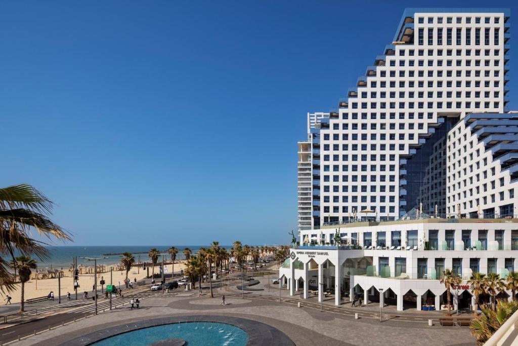 widok na hotel, plażę i budynki w obiekcie Herbert Samuel Opera Tel Aviv w Tel Awiwie