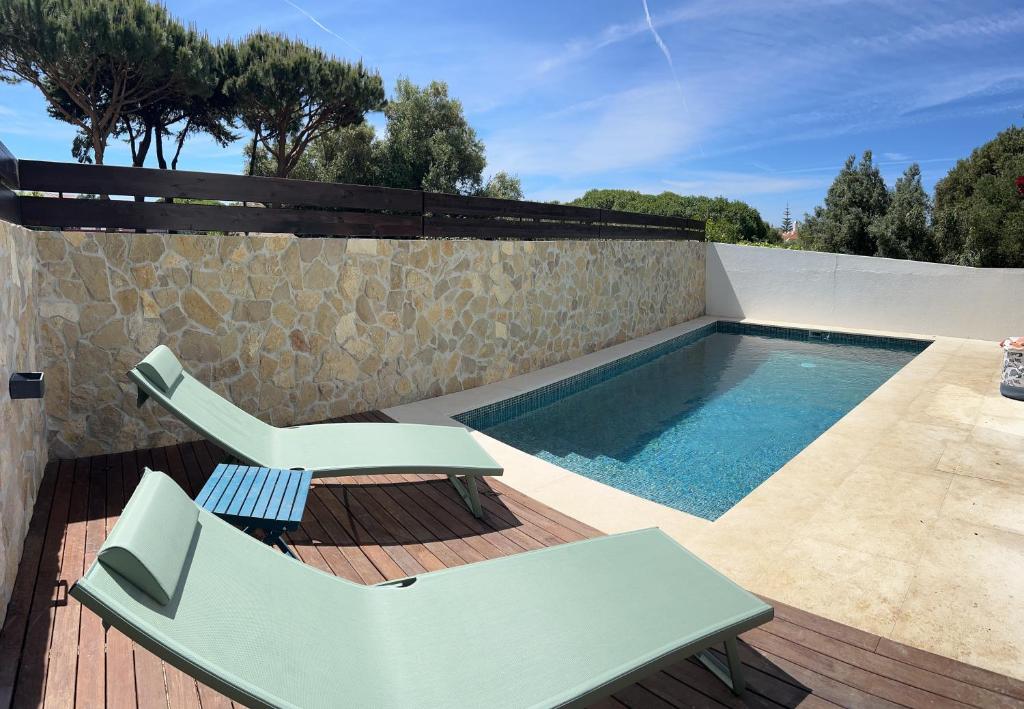 Bazén v ubytování Sunny Cascais Villa nebo v jeho okolí