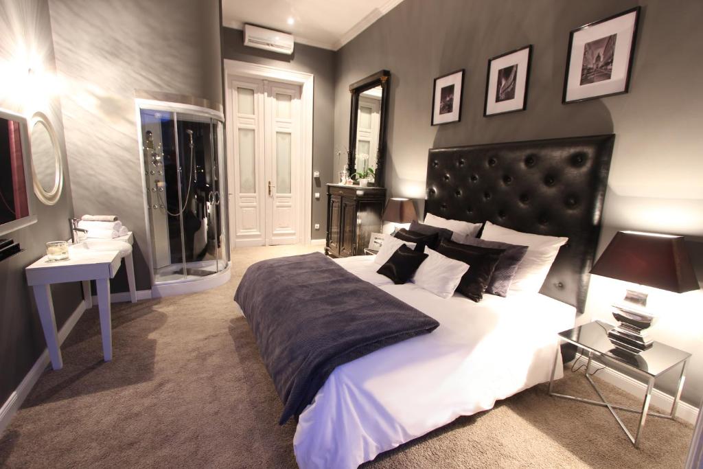 sypialnia z dużym łóżkiem i lustrem w obiekcie Balance Home w Budapeszcie