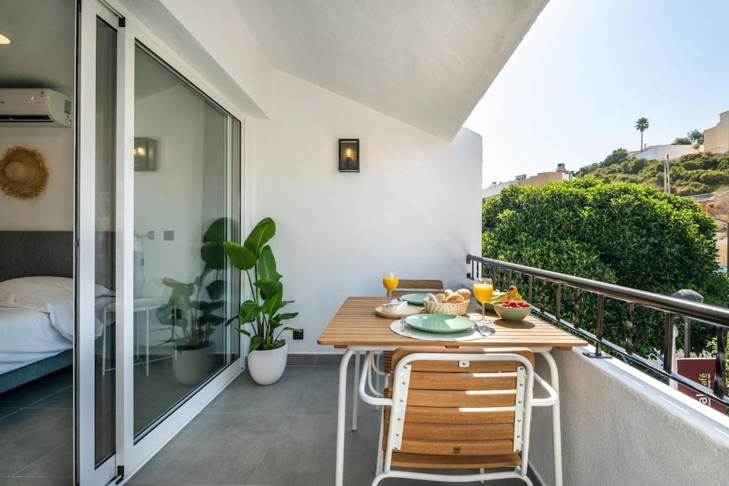 a balcony with a table and chairs and a bed at Casa Boaz in Carvoeiro